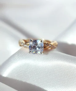 "Cinderella" | 18K Solitaire Ring
